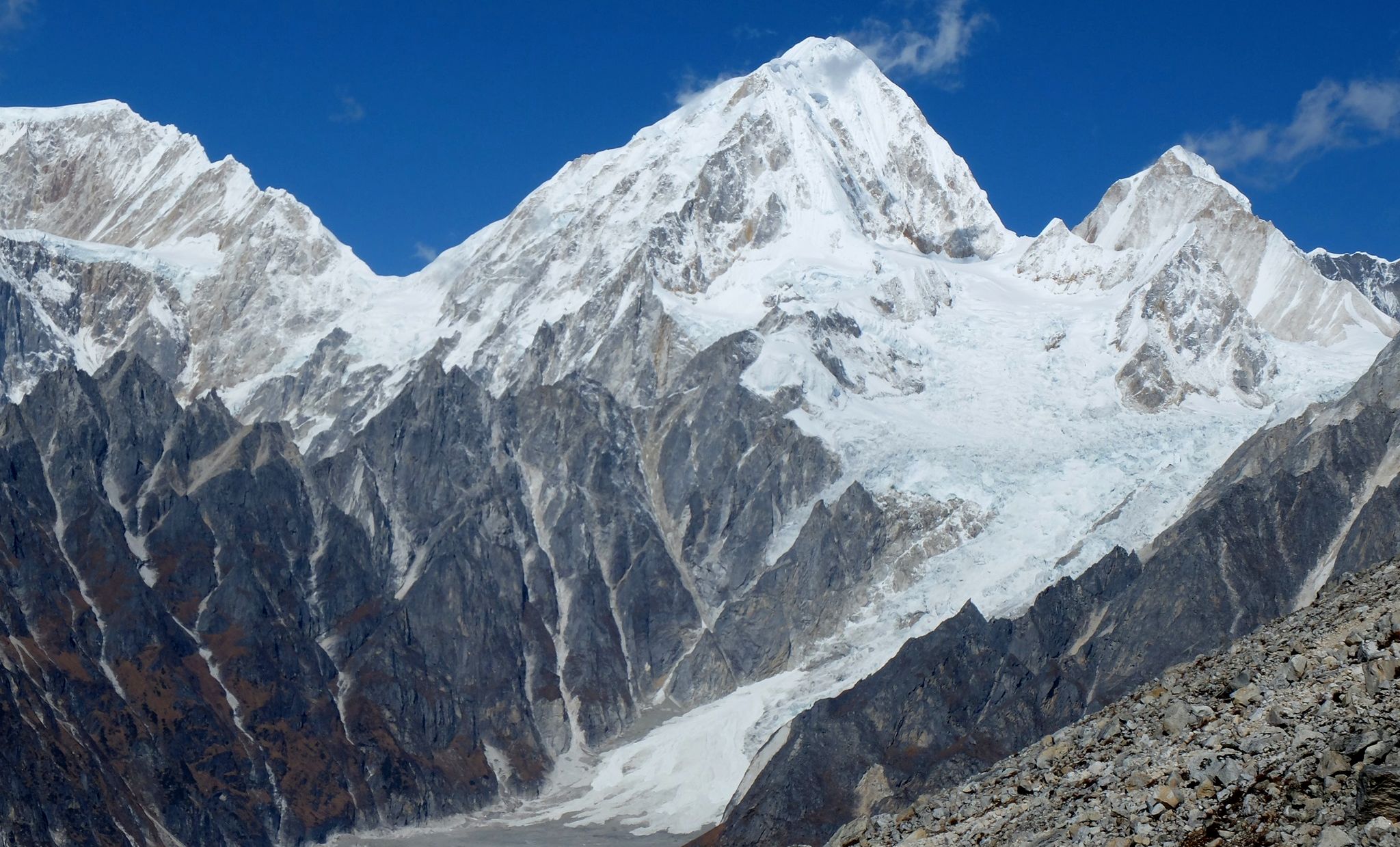 Himlung Himal ( 7126m ) in The Peri Himal on descent from Larkya La