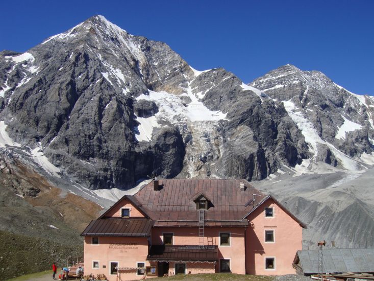 Rifugio Citteo di Milano beneath the Koenigspitze / Gran Zebru