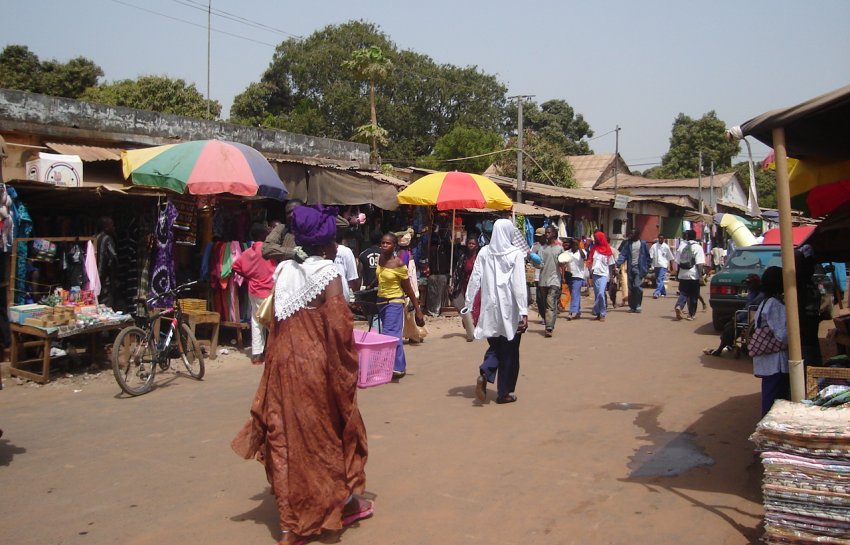 Main Street ( Sayer Jobe Avenue ) in Serekunda