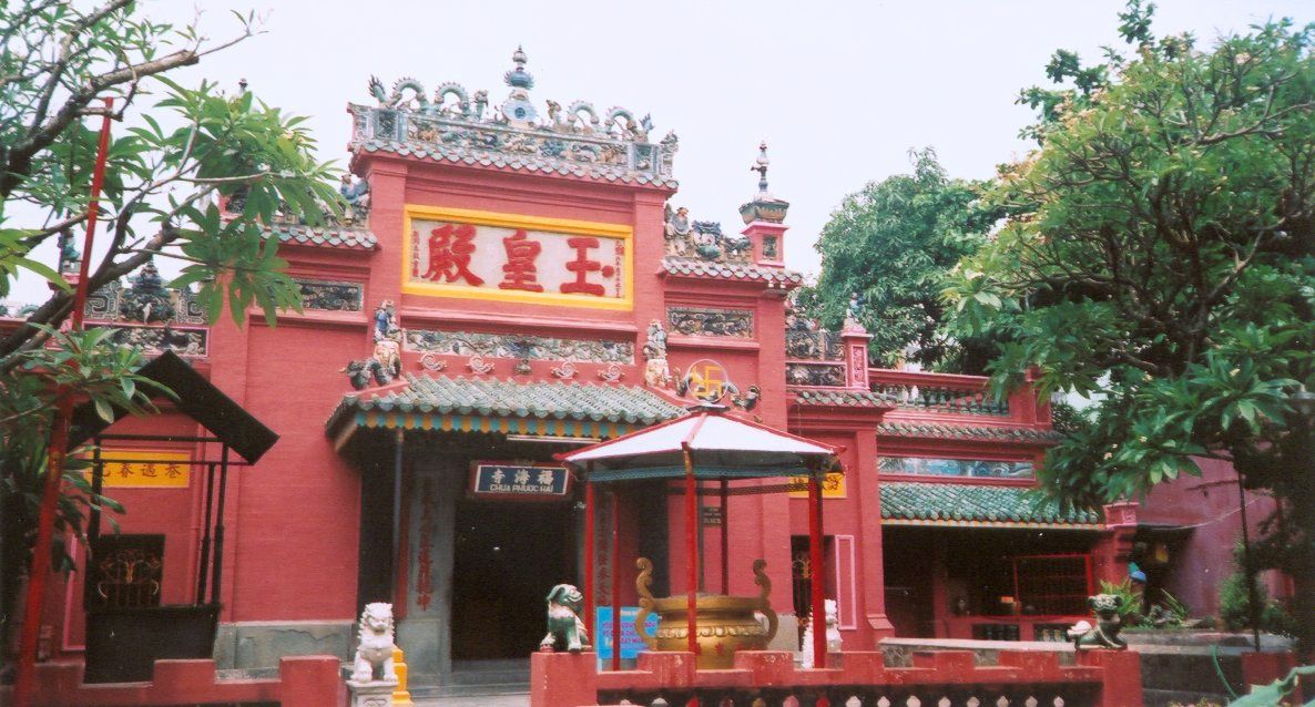 Jade Mountain Temple ( Ngoc Son ) in Sword Lake ( Ho Hoan Kiem )