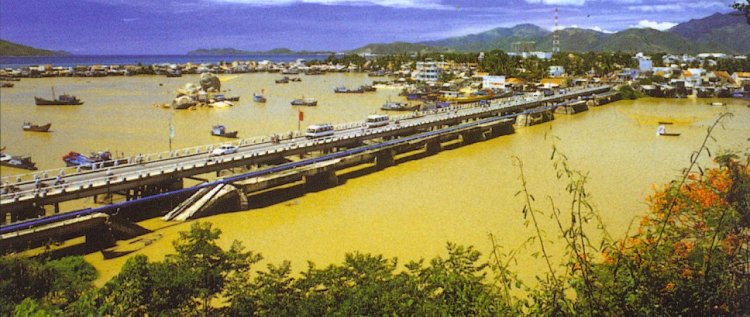 Xom Bong Bridge over the Cai River in Nha Trang