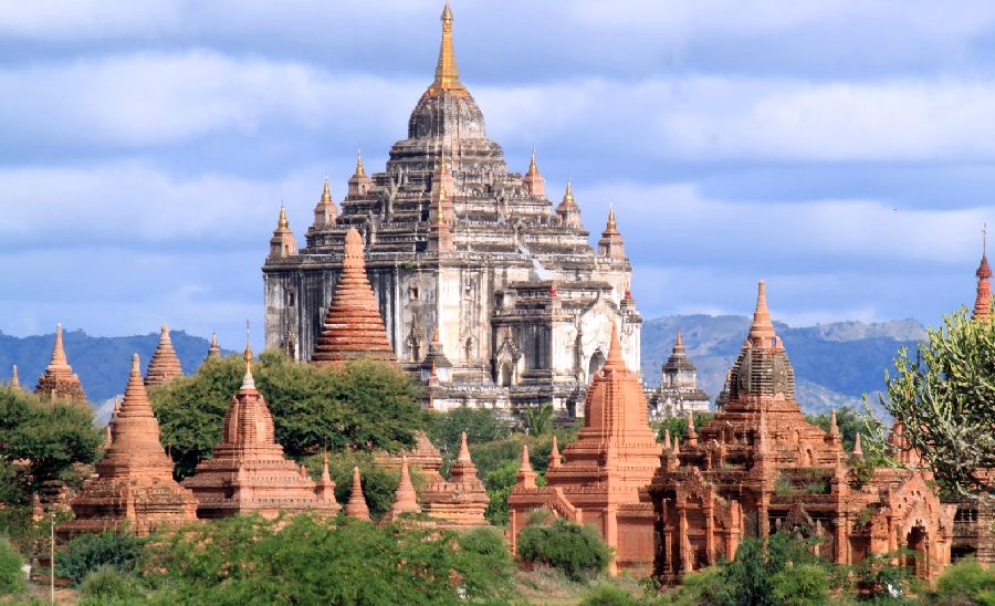 Gawdawpalin Pahto in Old Bagan in central Myanmar / Burma