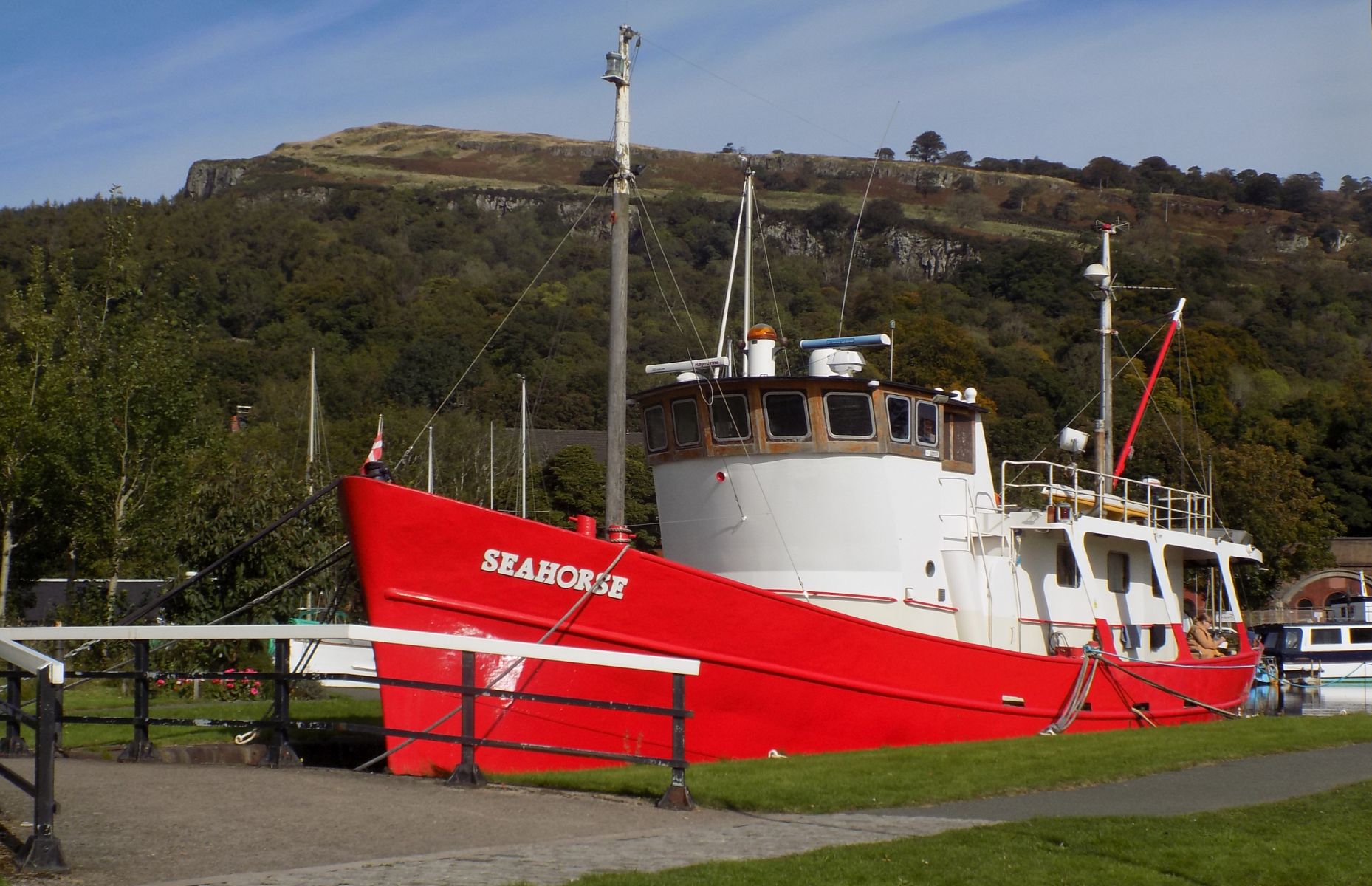 Boats in Bowling Basin beneath Kilpatrick Hills