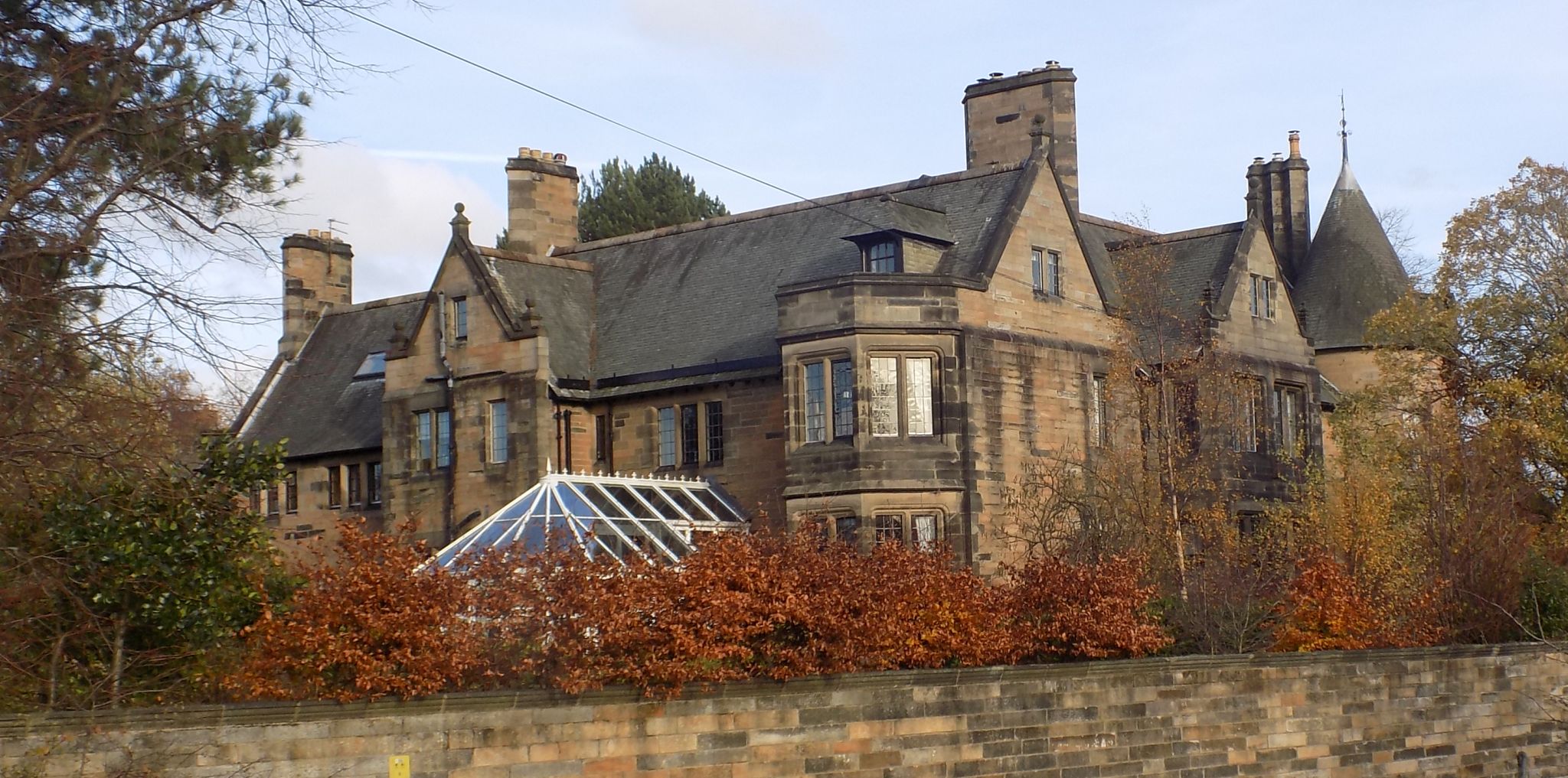 Villa in Sprinkell Avenue from the walkway alongside the M77