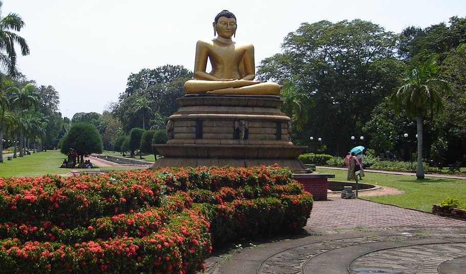 Buddha Statue in Viharamahadevi Park